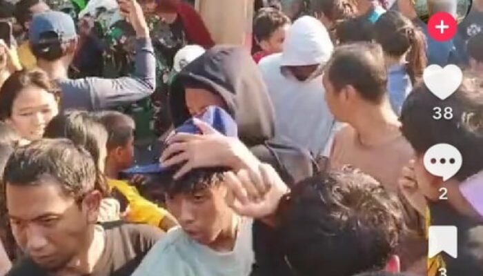 Rumah Politisi NasDem Ahmad Sahroni Dikepung Massa