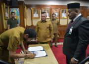 Mualem Lantik Fadhil Ilyas Sebagai Dirut PT Bank Aceh Syariah