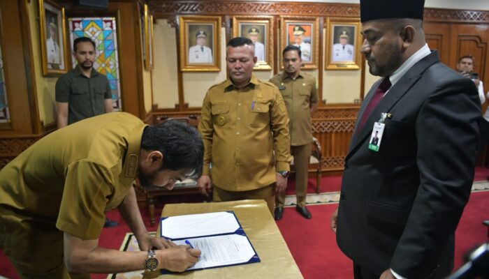 Mualem Lantik Fadhil Ilyas Sebagai Dirut PT Bank Aceh Syariah