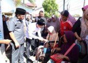 Bupati Tarmizi Salurkan Zakat untuk 1.508 warga Fakir miskin di Johan Pahlawan