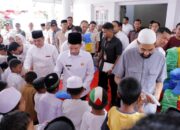 Mualem Santuni 1.000 Anak Yatim di Aceh Barat