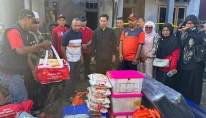 Rumah ASN di Aceh Barat Terbakar, Bupati Tarmizi Salurkan Bantuan Masa Panik