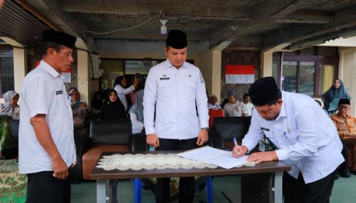 Bupati Aceh Barat Lakukan Serah Terima Jabatan Camat