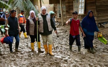 Air Mata Istri Gubernur Jatuh melihat Kampung Sekumur Aceh Tamiang