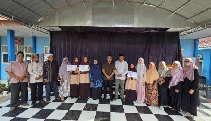 Anggota DPRK Abdya Dedi Saputra Serahkan Beasiswa untuk Pelajar Penghafal Al-Quran