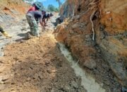 Personel Satgas TMMD Kodim 0116 Nagan Raya buat jalur air manual Disisi jalan